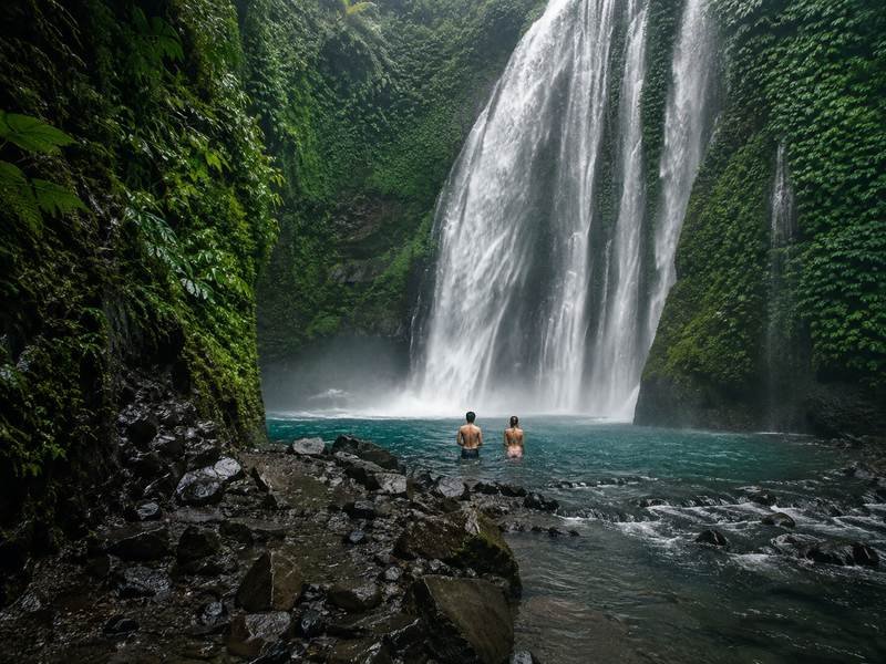 tiu kelep waterfall lombok kolam alami tebing hijau