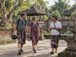 Travelers visiting Lingsar Temple after their cycling tour